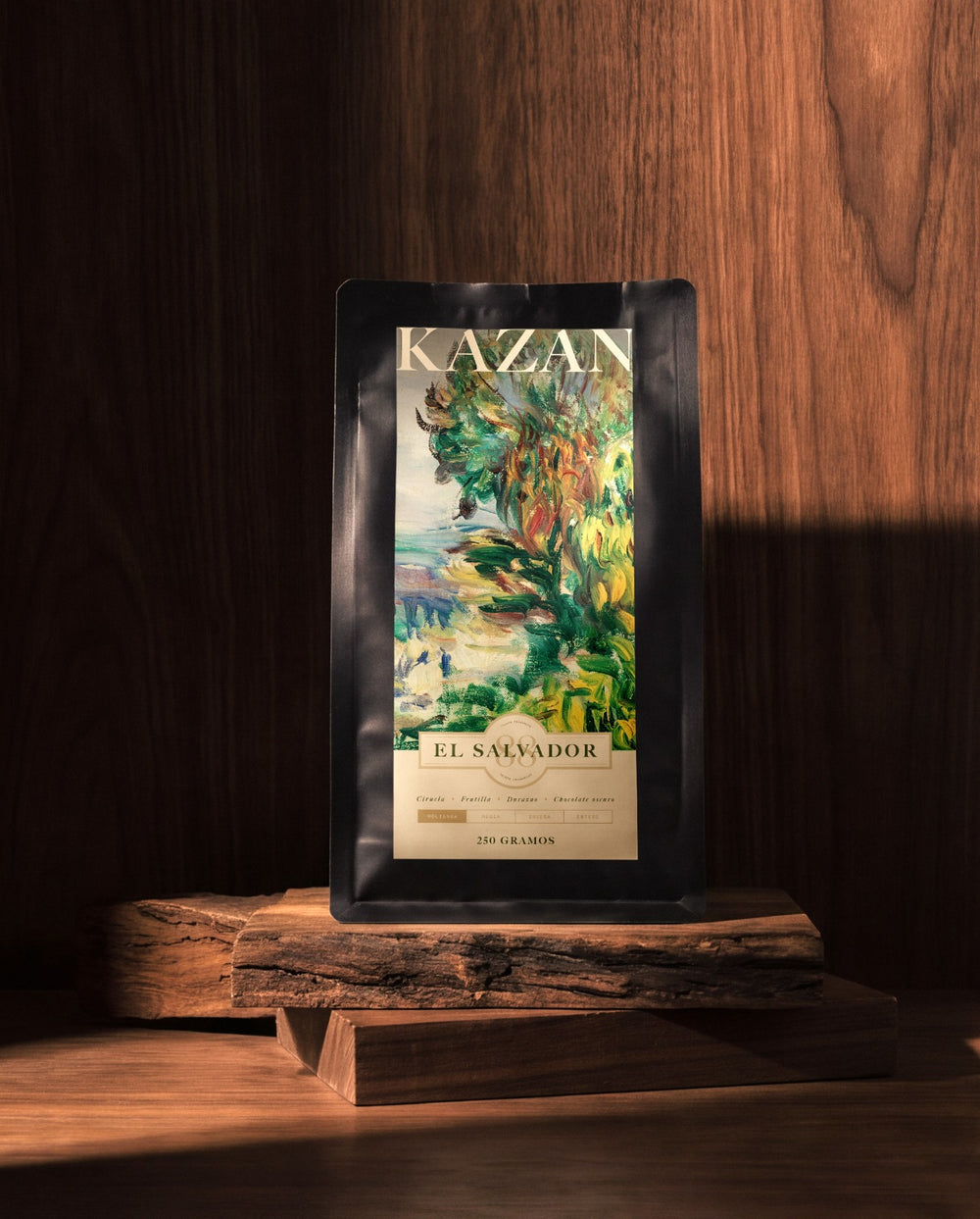Bolsa de café Kazan El Salvador de 250 gramos sobre una base de madera