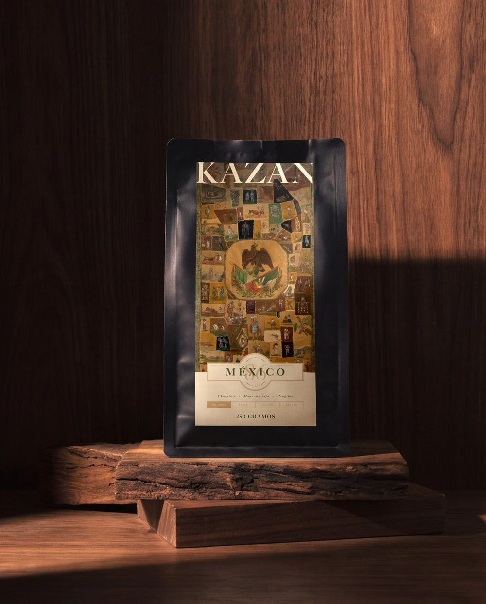 Bolsa de café Kazan México de 250 gramos sobre una base de madera