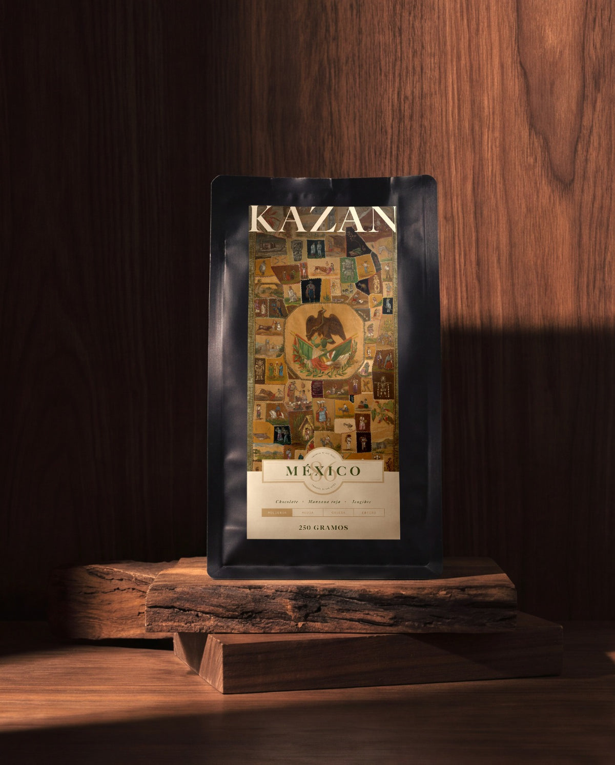 Bolsa de café Kazan México de 250 gramos sobre una base de madera